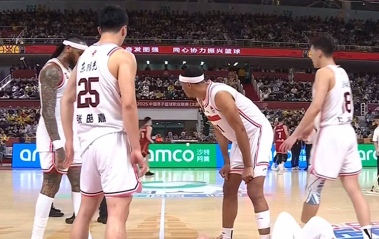 球队在比赛中面临困境，最终逆袭取得胜利